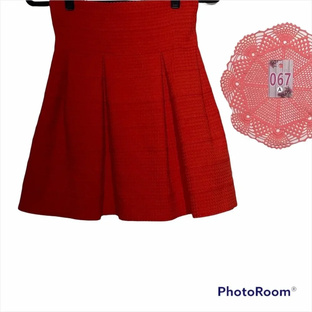 H & M NWT Red Textured Bandage Elastic Waist Flared Skirt w/back Zipper - Picture 1 of 12